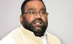 गाड़ी पर काला झंडा फेंकने के साथ स्वामी प्रसाद मौर्य पर फेंकी स्याही गाड़ी पर काला झंडा फेंकने के साथ स्वामी प्रसाद मौर्य पर फेंकी स्याही