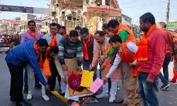 वैलेंटाइन डे कार्ड की जलाई होली- मनाने वालों को दी यह चेतावनी वैलेंटाइन डे कार्ड की जलाई होली- मनाने वालों को दी यह चेतावनी