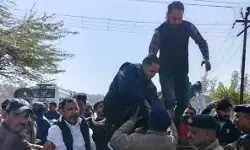 सीएम को दिखाए काले झंडे- दर्जनों लोग हिरासत में लिए सीएम को दिखाए काले झंडे- दर्जनों लोग हिरासत में लिए