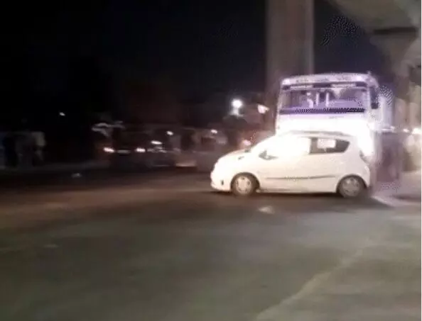 खुन्नस खाए कंटेनर ने कार को 2 किमी घसीटा- पुलिस की गुजारिश भी रही फेल खुन्नस खाए कंटेनर ने कार को 2 किमी घसीटा- पुलिस की गुजारिश भी रही फेल