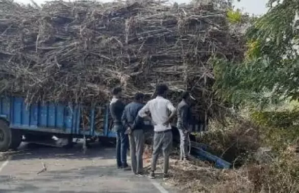 ड्यूटी खत्म करके स्कूटी पर लौट रही दो महिला कांस्टेबल खाई में मिली