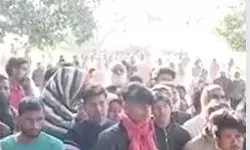 दूल्हे को वरमाला डालने के बाद गायब हुई दुल्हन- छोटी बहन ने लिए फेरे दूल्हे को वरमाला डालने के बाद गायब हुई दुल्हन- छोटी बहन ने लिए फेरे