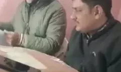 काम करने की एवज में लेखपाल ने रुपए वसूले- वीडियो वायरल काम करने की एवज में लेखपाल ने रुपए वसूले- वीडियो वायरल