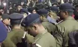 हनुमान मंदिर में आरती के दौरान पुलिस ने भांजी लाठिया- दर्जनों चोटिल हनुमान मंदिर में आरती के दौरान पुलिस ने भांजी लाठिया- दर्जनों चोटिल