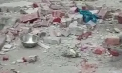 लाइटर जलाते ही सिलेंडर हुआ ब्लास्ट- मकान में दरार- 4 झुलसे लाइटर जलाते ही सिलेंडर हुआ ब्लास्ट- मकान में दरार- 4 झुलसे