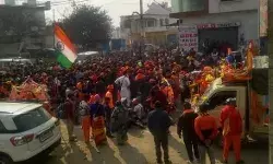 कावड़ियों पर मुर्गे की कटी गर्दन फेंकने पर बवाल- हंगामा और प्रदर्शन कावड़ियों पर मुर्गे की कटी गर्दन फेंकने पर बवाल- हंगामा और प्रदर्शन