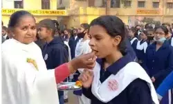 परीक्षा देने पहुंचे छात्रों को शिक्षा मंत्री ने लगाया तिलक- खिलाई दही परीक्षा देने पहुंचे छात्रों को शिक्षा मंत्री ने लगाया तिलक- खिलाई दही