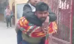 परिवहन व्यवस्था का अभाव- पिता की पीठ पर परीक्षा देने पहुंचा दिव्यांग