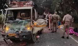 चालक को आई नींद की झपकी- ट्रैक्टर ट्रॉली में जा घुसा छोटा हाथी चालक को आई नींद की झपकी- ट्रैक्टर ट्रॉली में जा घुसा छोटा हाथी