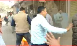 अतिक्रमण हटाने पहुंची पुलिस से आक्रोशित दुकानदारों ने बरसाए ईट और... अतिक्रमण हटाने पहुंची पुलिस से आक्रोशित दुकानदारों ने बरसाए ईट और...