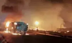 गैस टैंकर और ट्रेलर की भिड़ंत के बाद चहुंओर आग ही आग- 3 लोग जिंदा जले गैस टैंकर और ट्रेलर की भिड़ंत के बाद चहुंओर आग ही आग- 3 लोग जिंदा जले