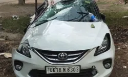 शादी समारोह में जा रहे लोगों की कार पलटी दंपति की मौत 3 घायल शादी समारोह में जा रहे लोगों की कार पलटी दंपति की मौत 3 घायल