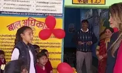 एसडीएम के गिफ्ट से बच्चों को मिला बैठने का साधन-प्रभावित हुए बच्चे एसडीएम के गिफ्ट से बच्चों को मिला बैठने का साधन-प्रभावित हुए बच्चे