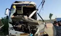 हाईवे पर अचानक से रुके ट्रक से टकराई बस के उड़े परखच्चे- 49 घायल हाईवे पर अचानक से रुके ट्रक से टकराई बस के उड़े परखच्चे- 49 घायल