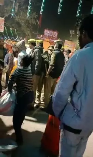 फूल-प्रसाद बेच रही महिला को दरोगा ने पीटा- विपक्ष का बीजेपी पर हमला