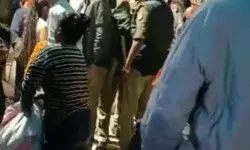 फूल-प्रसाद बेच रही महिला को दरोगा ने पीटा- विपक्ष का बीजेपी पर हमला फूल-प्रसाद बेच रही महिला को दरोगा ने पीटा- विपक्ष का बीजेपी पर हमला