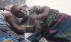 फर्श पर लेटे मरीज के ऊपर चूहा- हाल देखकर छलक पड़े आंसू- वीडियो वायरल फर्श पर लेटे मरीज के ऊपर चूहा- हाल देखकर छलक पड़े आंसू- वीडियो वायरल