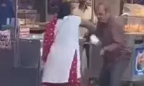 कपल का लड़ते हुए वीडियो वायरल, महिला ने मारा थप्पड और करती रही वार कपल का लड़ते हुए वीडियो वायरल, महिला ने मारा थप्पड और करती रही वार