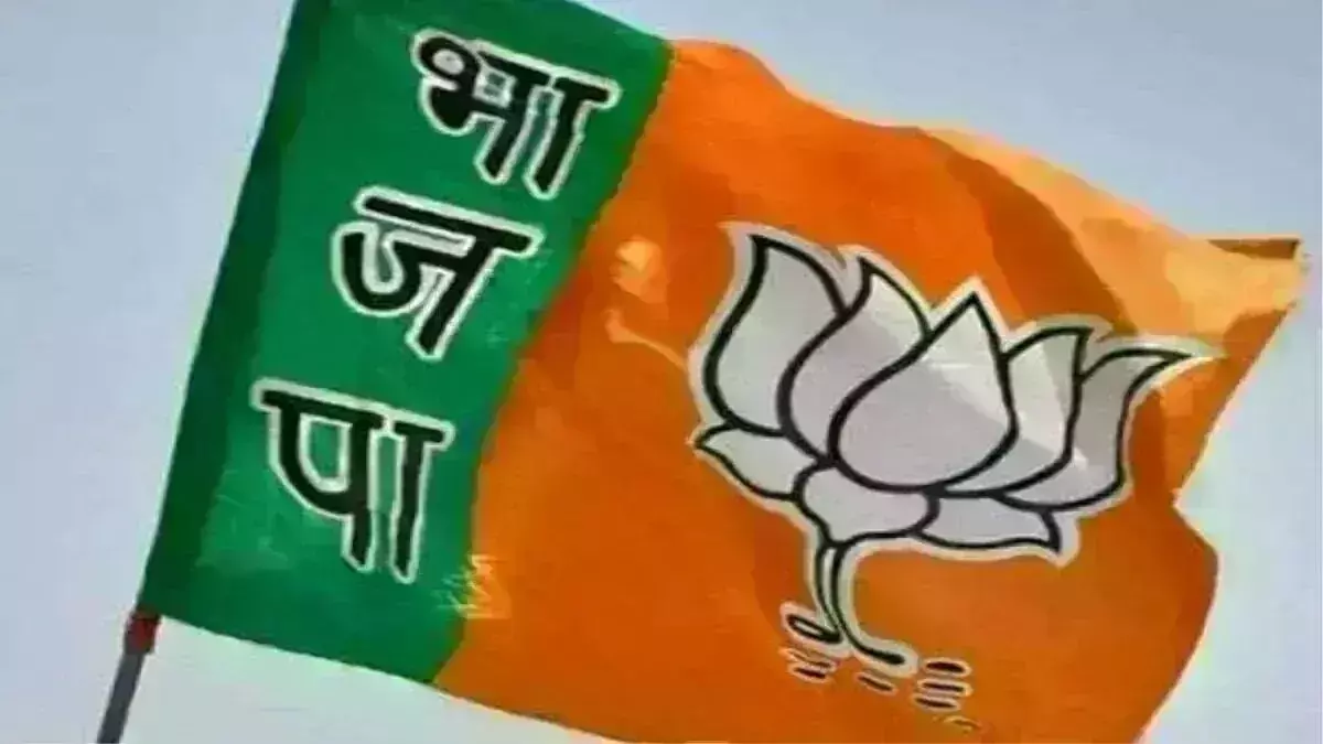 बेलगाम अधिकारियों के रवैये से त्रस्त होकर धरने पर बैठे BJP विधायक