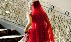 कार से उतरकर ब्यूटी पार्लर के पैसे देने गई दुल्हन ब्वॉयफ्रेंड संग फुर्र कार से उतरकर ब्यूटी पार्लर के पैसे देने गई दुल्हन ब्वॉयफ्रेंड संग फुर्र