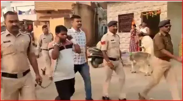 नाबालिक के साथ ऐसी बदसुलूकी करने पर पुलिस ने पकड़कर कटवाए शहर के... नाबालिक के साथ ऐसी बदसुलूकी करने पर पुलिस ने पकड़कर कटवाए शहर के...