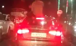 चलती कार में जानलेवा स्टंट- कुछ देर पहले ही इसी रास्ते से निकले थे सीएम चलती कार में जानलेवा स्टंट- कुछ देर पहले ही इसी रास्ते से निकले थे सीएम