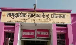 सीएससी पर लगी रैबिज टीके लगवाने वालों की कतार सीएससी पर लगी रैबिज टीके लगवाने वालों की कतार