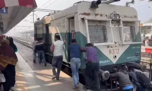 आजादी के अमृतकाल में रेलवे की नई पेशकश- धक्का परेड ट्रेन