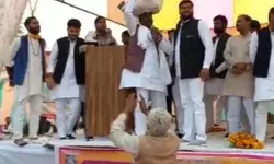 पूर्व मंत्री ने गठरी में भरी जूतियां और सिर पर रख ली- किया यह ऐलान पूर्व मंत्री ने गठरी में भरी जूतियां और सिर पर रख ली- किया यह ऐलान