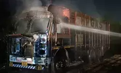 गैस सिलेंडर भरे ट्रक में लगी आग- हाईवे पर लगा जाम- पुलिस ने संभाला