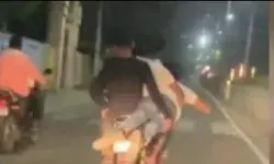 4 को बैठाकर सुपरमैन ने बाइक दौड़ाई- पुलिस कहीं भी नजर नहीं आई 4 को बैठाकर सुपरमैन ने बाइक दौड़ाई- पुलिस कहीं भी नजर नहीं आई