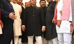 सदन में शेरवानी पहनकर पहुंचे अखिलेश यादव- विधानसभा अध्यक्ष ने ली चुटकी सदन में शेरवानी पहनकर पहुंचे अखिलेश यादव- विधानसभा अध्यक्ष ने ली चुटकी