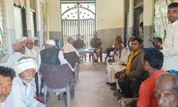 जनचौपाल लगाकर पुलिस अफसरों ने सुनी समस्याएं- दिए निस्तारण के निर्देश जनचौपाल लगाकर पुलिस अफसरों ने सुनी समस्याएं- दिए निस्तारण के निर्देश