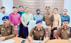 बिना पढ़े-लिखे डिग्री मार्कशीट बांटने वाला शातिर किया गिरफ्तार बिना पढ़े-लिखे डिग्री मार्कशीट बांटने वाला शातिर किया गिरफ्तार