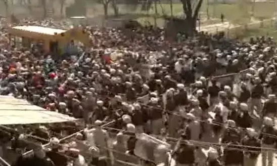 हजारों की भीड़ का थाने पर हमला- कई पुलिसकर्मी हुए जख्मी