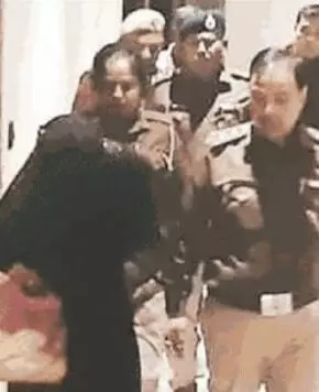 पुलिस के ताबड़तोड़ छापों में आपत्तिजनक स्थिति में मिली लड़कियां