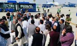 पुलिस ने विमान में चढ रहे कांग्रेस नेता को उतारा- एयरपोर्ट पर हंगामा पुलिस ने विमान में चढ रहे कांग्रेस नेता को उतारा- एयरपोर्ट पर हंगामा