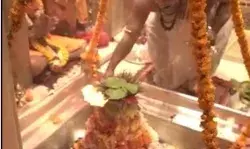 अब मंदिरों में भी महंगाई का प्रवेश- बाबा की आरती अब हुई और महंगी अब मंदिरों में भी महंगाई का प्रवेश- बाबा की आरती अब हुई और महंगी