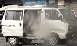 चलती वैन में लगी आग- हाईवे पर मचा हड़कंप- बड़ी मुश्किलों से बची जान