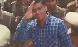 कोर्ट में पेशी पर पहुंचे एमएलए इरफान- समर्थकों को ठोका सैल्यूट कोर्ट में पेशी पर पहुंचे एमएलए इरफान- समर्थकों को ठोका सैल्यूट