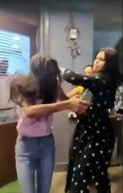 लड़कियों में वर्चस्व की जंग- सरेआम बरसाए लात घूंसे थप्पड़ और नोंचे..