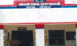 चोर समझकर प्रेमी की पेड़ से बांधकर पिटाई-लड़की ने चुपके से ऐसे..