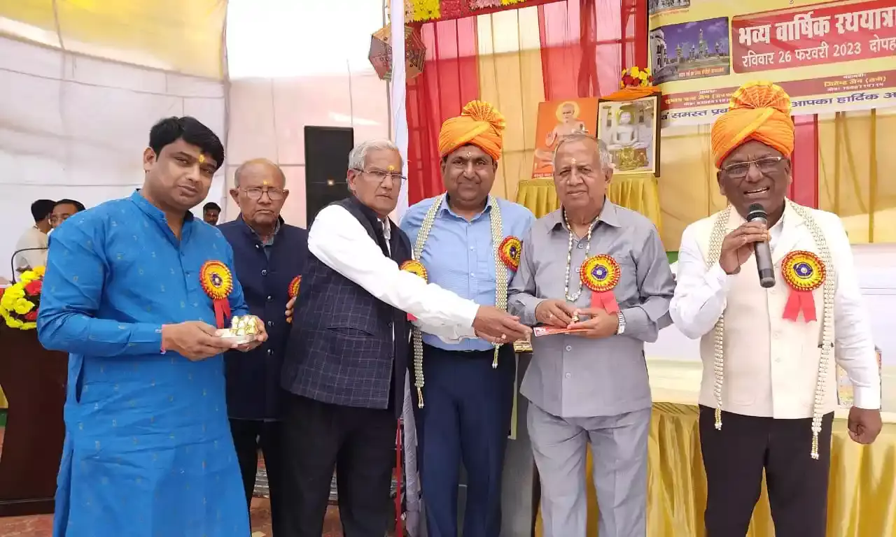 शांतिनाथ दिगम्बर जैन मंदिर की रथयात्रा में सैंकड़ों श्रद्धालुओं शामिल