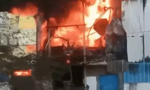 थर्माकोल फैक्ट्री में लगी आग से काले धुएं से पटा अंबर-लोगो में दहशत