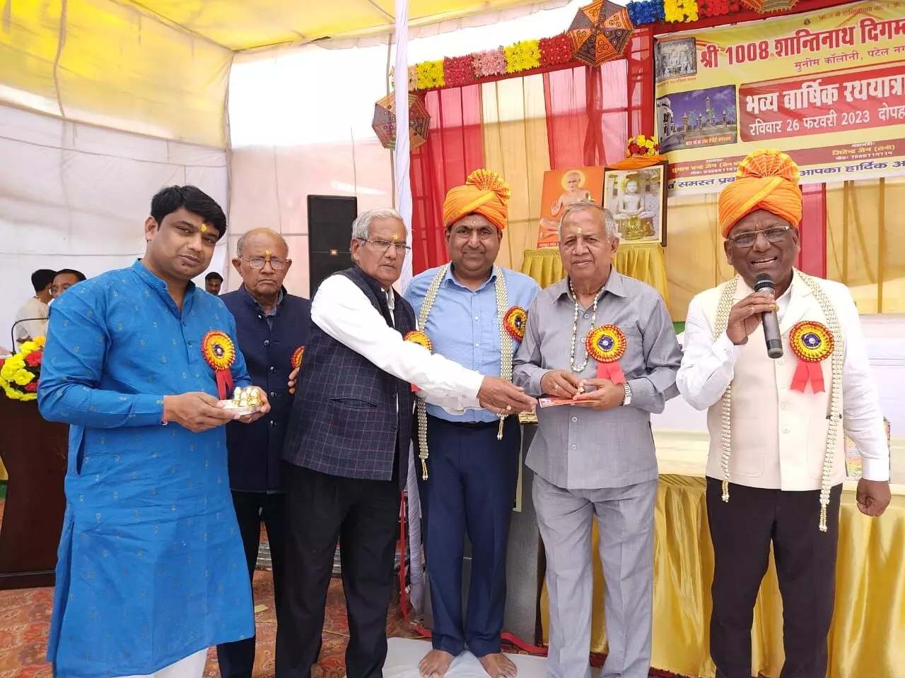 शांतिनाथ दिगम्बर जैन मंदिर की रथयात्रा में सैंकड़ों श्रद्धालुओं शामिल
