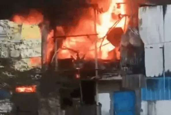थर्माकोल फैक्ट्री में लगी आग से काले धुएं से पटा अंबर-लोगो में दहशत