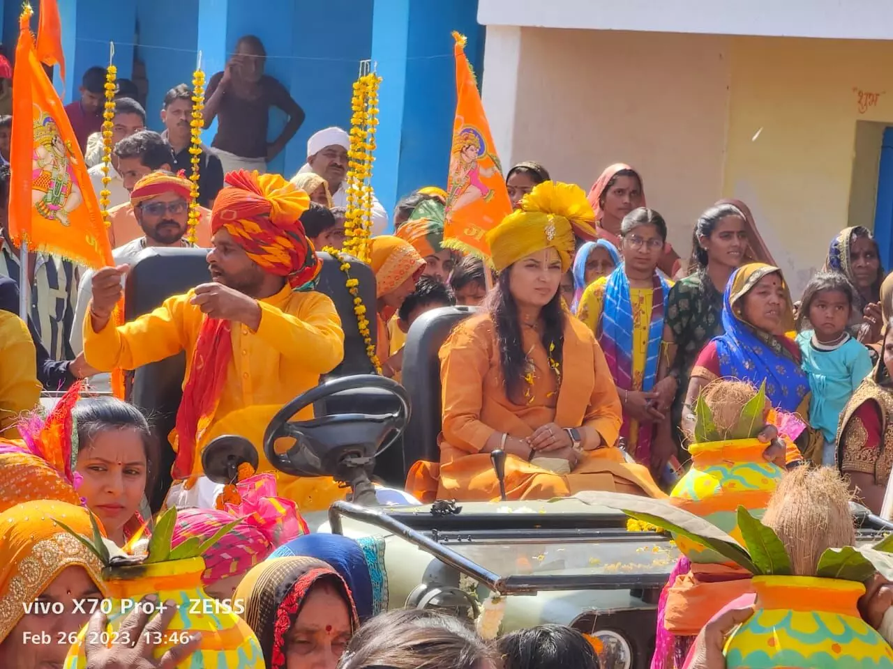 भव्य कलश यात्रा के साथ श्रीमद भागवत कथा का शुभारंभ