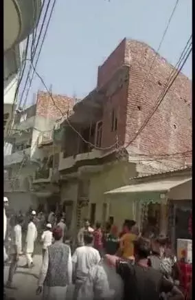 पति पत्नी के बीच सुलह कराने को बैठी पंचायत में विवाद के बाद बरसे पत्थर पति पत्नी के बीच सुलह कराने को बैठी पंचायत में विवाद के बाद बरसे पत्थर