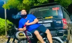 कार की छत के बाद अब बुलेट बाइक पर राजशाही अंदाज में कश कार की छत के बाद अब बुलेट बाइक पर राजशाही अंदाज में कश