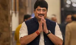 बजट सत्र में चल रही नोकझोक के दौरान राजा भैया ने की अखिलेश की... बजट सत्र में चल रही नोकझोक के दौरान राजा भैया ने की अखिलेश की...